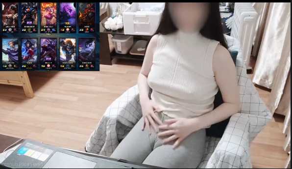LOL妹子 塞蛋蛋玩英雄联盟？射了一屏幕 完整版 TC辅助网www.tcsq1.com7818